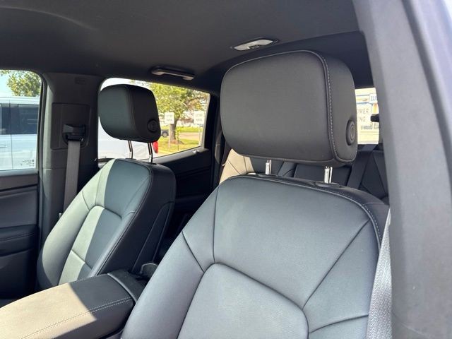 GMC Canyon Vehicle Full-screen Gallery Image 17