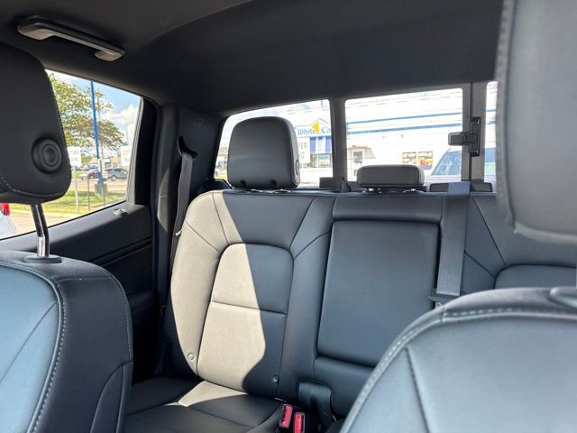GMC Canyon Vehicle Full-screen Gallery Image 18