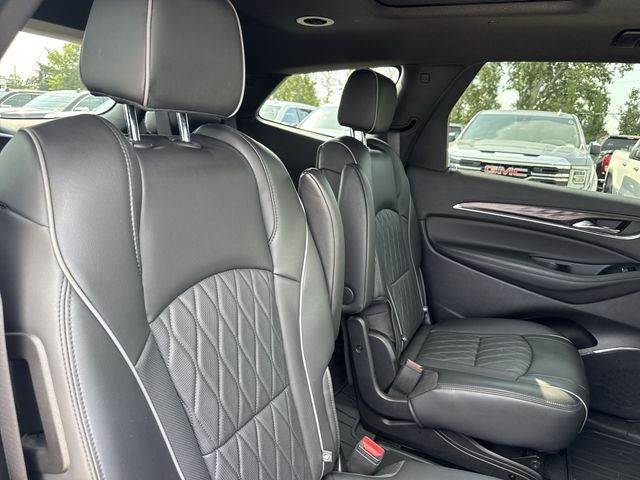Buick Enclave Vehicle Full-screen Gallery Image 32