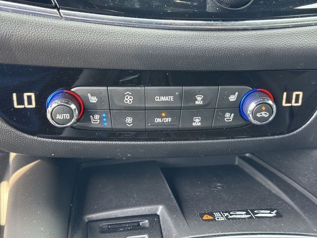 Buick Enclave Vehicle Full-screen Gallery Image 40