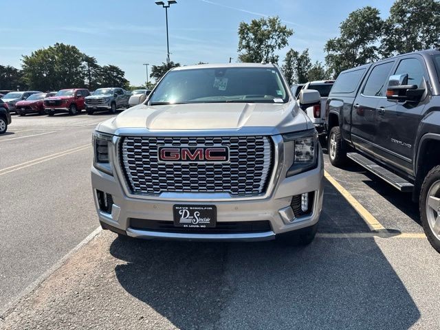 GMC Yukon XL Vehicle Full-screen Gallery Image 03