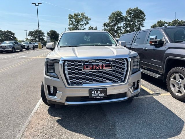 GMC Yukon XL Vehicle Full-screen Gallery Image 05