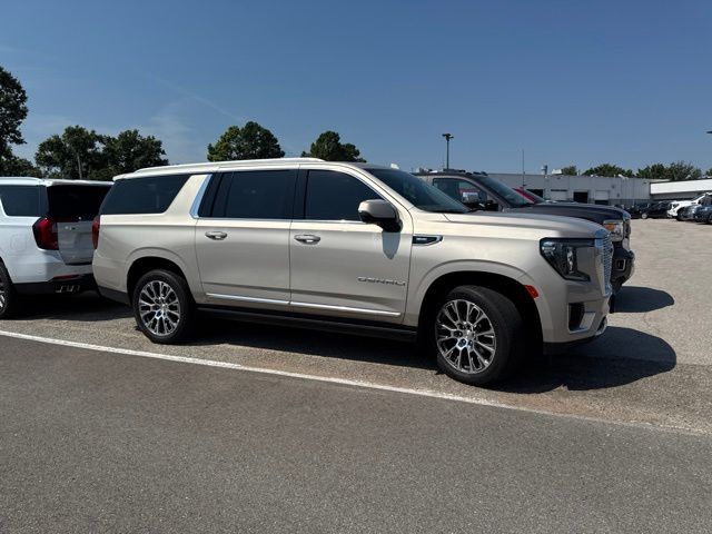 GMC Yukon XL Vehicle Full-screen Gallery Image 09