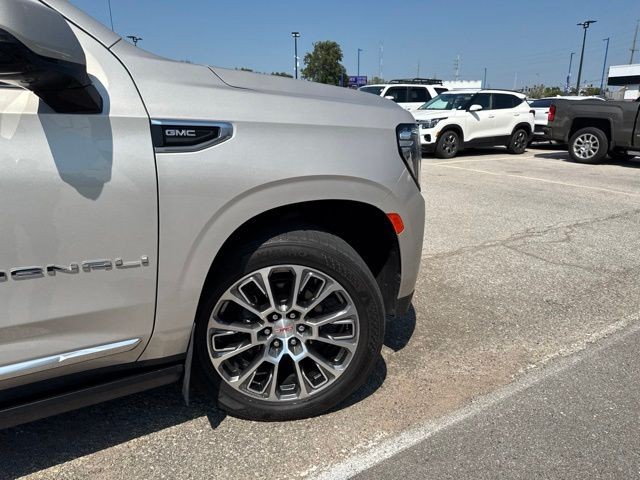 GMC Yukon XL Vehicle Full-screen Gallery Image 10