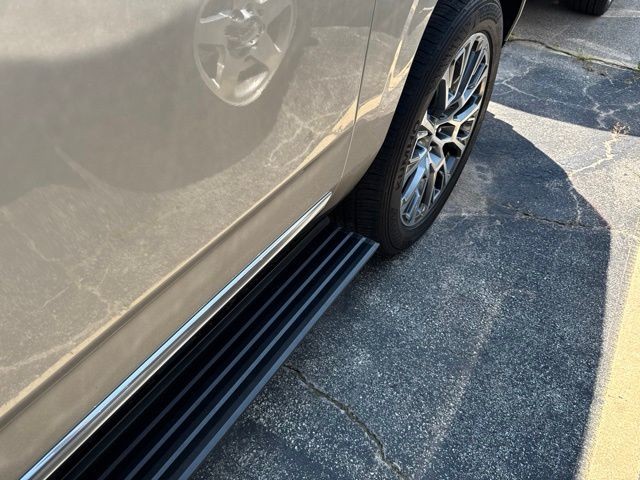 GMC Yukon XL Vehicle Full-screen Gallery Image 17