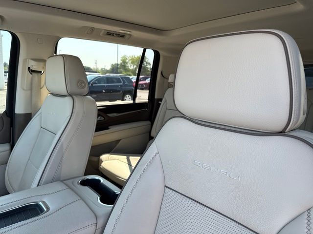 GMC Yukon XL Vehicle Full-screen Gallery Image 18