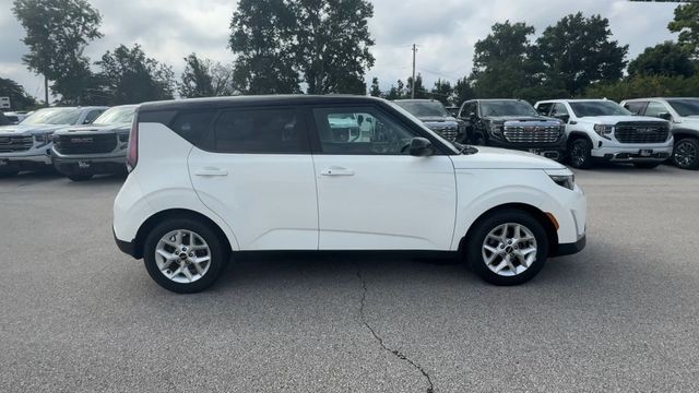 Kia Soul Vehicle Full-screen Gallery Image 02