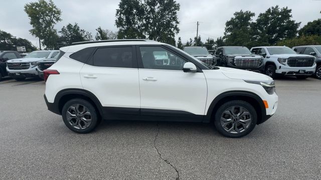 Kia Seltos Vehicle Full-screen Gallery Image 02