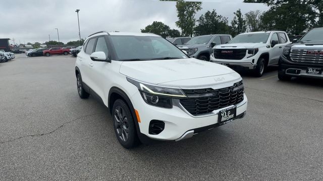 Kia Seltos Vehicle Full-screen Gallery Image 03