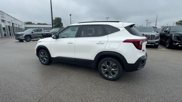 Kia Seltos Vehicle Full-screen Gallery Image 09