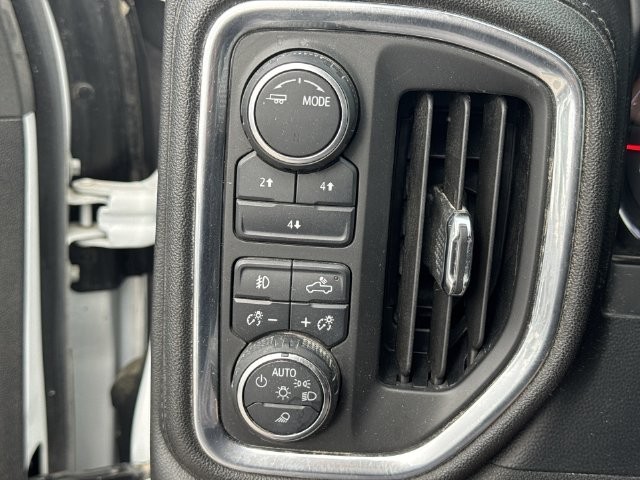 Chevrolet Silverado 2500HD Vehicle Full-screen Gallery Image 21