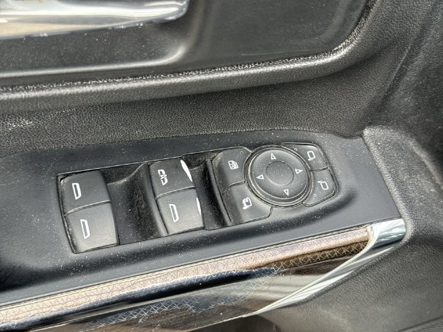 Chevrolet Silverado 2500HD Vehicle Full-screen Gallery Image 26