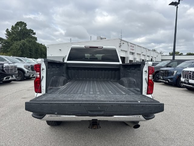Chevrolet Silverado 2500HD Vehicle Full-screen Gallery Image 28