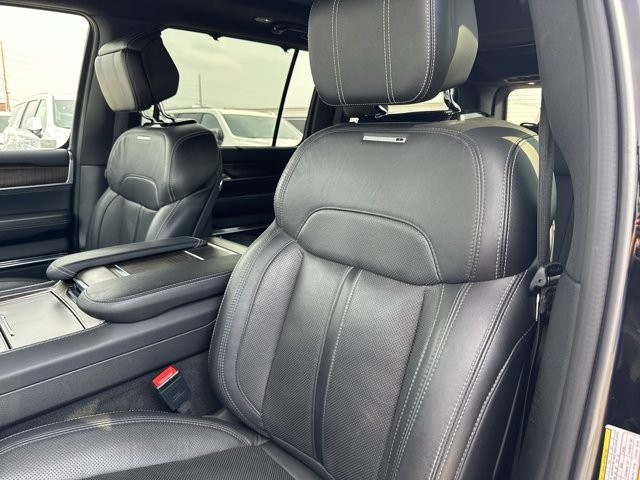 Jeep Grand Wagoneer Vehicle Full-screen Gallery Image 24