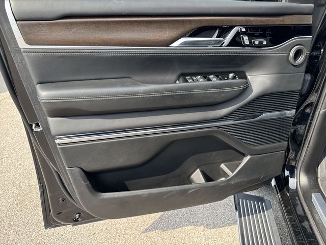 Jeep Grand Wagoneer Vehicle Full-screen Gallery Image 27