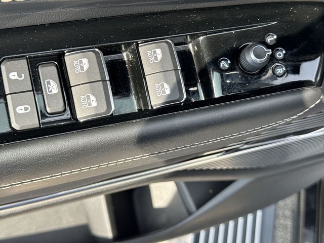 Jeep Grand Wagoneer Vehicle Full-screen Gallery Image 28