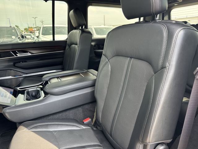 Jeep Grand Wagoneer Vehicle Full-screen Gallery Image 30