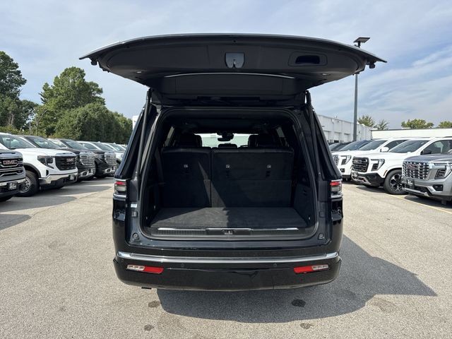 Jeep Grand Wagoneer Vehicle Full-screen Gallery Image 31