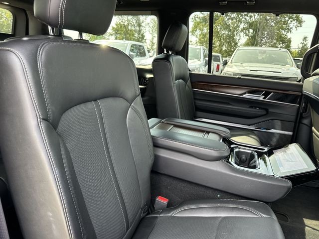 Jeep Grand Wagoneer Vehicle Full-screen Gallery Image 32