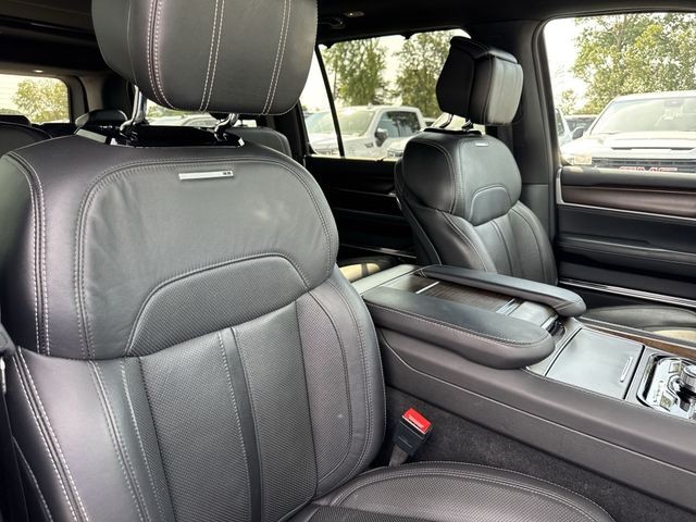 Jeep Grand Wagoneer Vehicle Full-screen Gallery Image 33