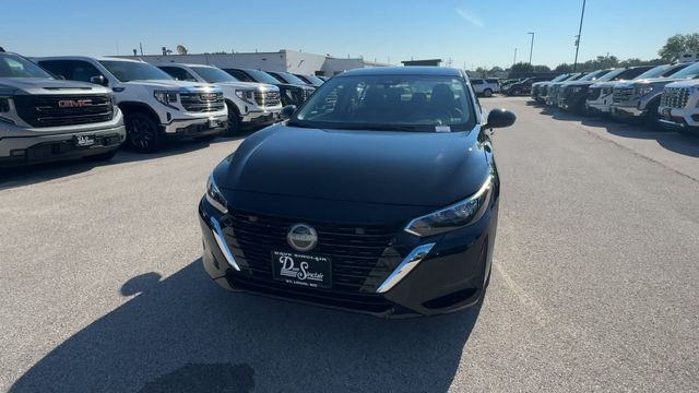 Nissan Sentra Vehicle Full-screen Gallery Image 05