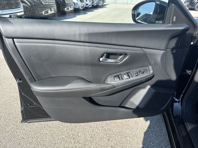Nissan Sentra Vehicle Full-screen Gallery Image 25