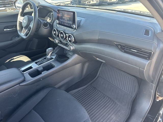 Nissan Sentra Vehicle Full-screen Gallery Image 31