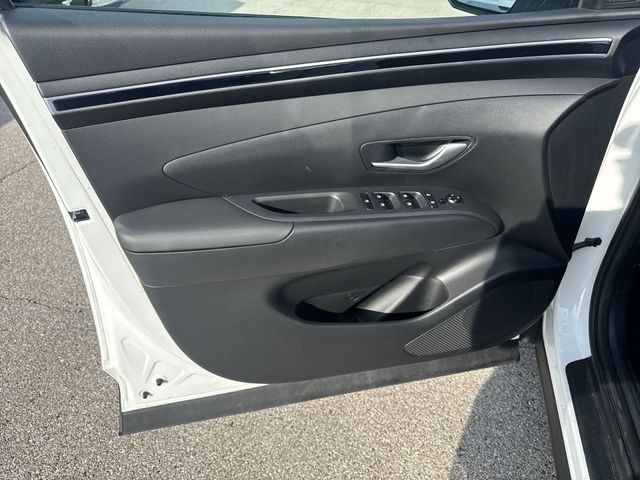 Hyundai Tucson Vehicle Full-screen Gallery Image 25