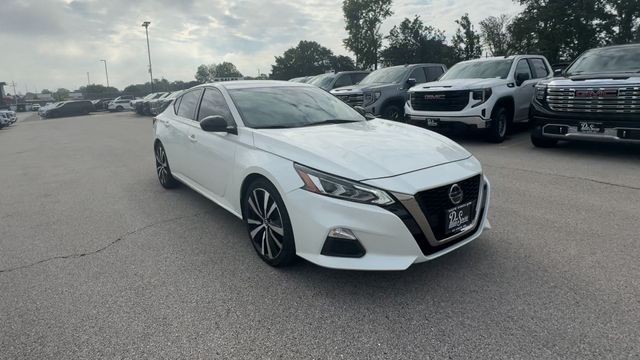 Nissan Altima Vehicle Full-screen Gallery Image 03