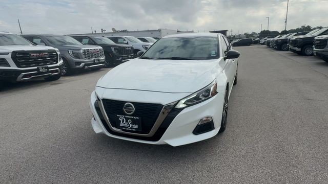 Nissan Altima Vehicle Full-screen Gallery Image 05