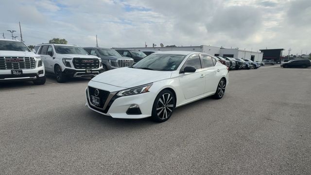 Nissan Altima Vehicle Full-screen Gallery Image 06