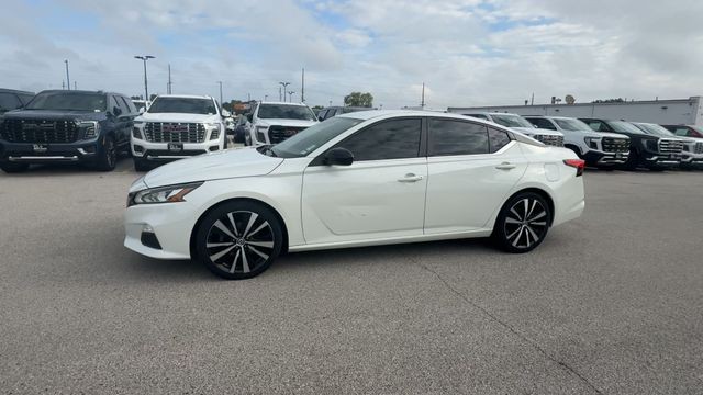 Nissan Altima Vehicle Full-screen Gallery Image 07