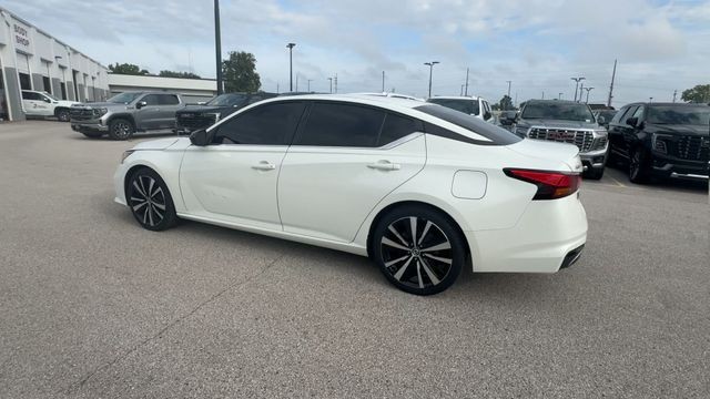 Nissan Altima Vehicle Full-screen Gallery Image 09