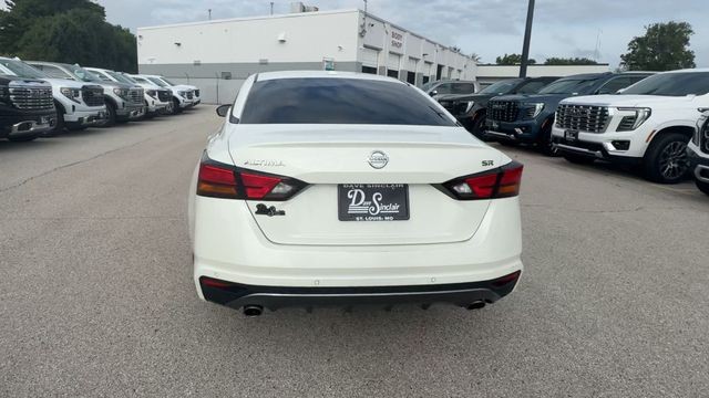 Nissan Altima Vehicle Full-screen Gallery Image 10