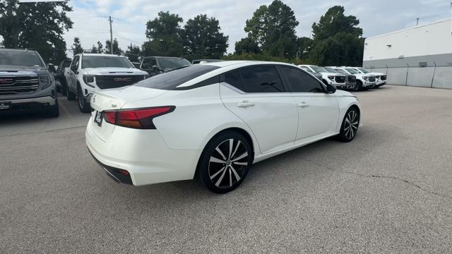 Nissan Altima Vehicle Full-screen Gallery Image 11