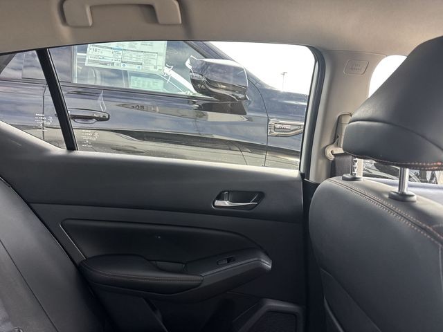 Nissan Altima Vehicle Full-screen Gallery Image 13