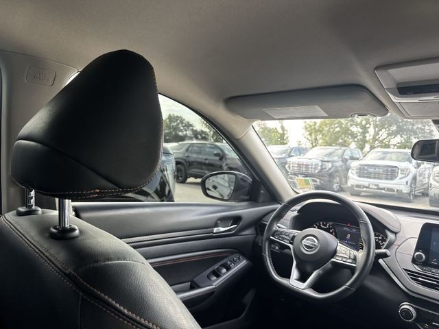 Nissan Altima Vehicle Full-screen Gallery Image 14