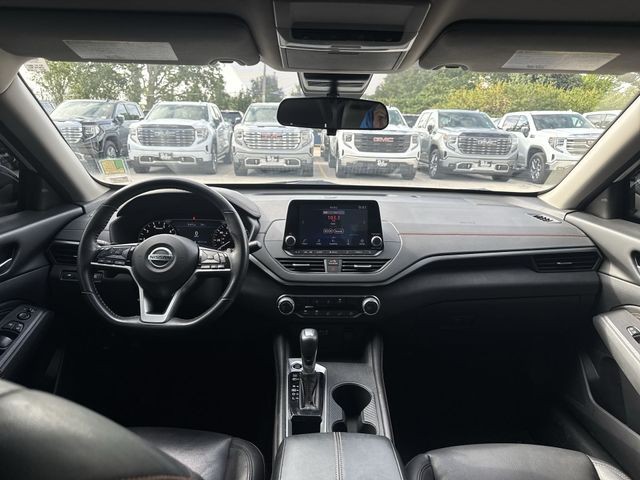 Nissan Altima Vehicle Full-screen Gallery Image 15
