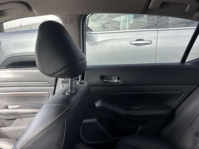 Nissan Altima Vehicle Full-screen Gallery Image 17