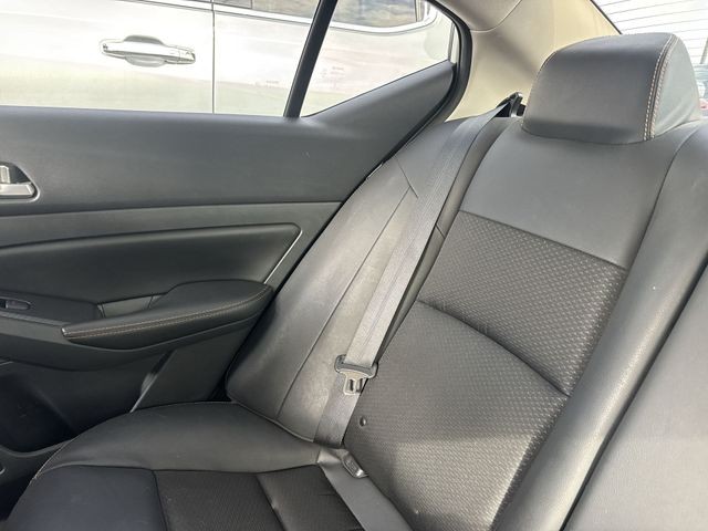 Nissan Altima Vehicle Full-screen Gallery Image 19