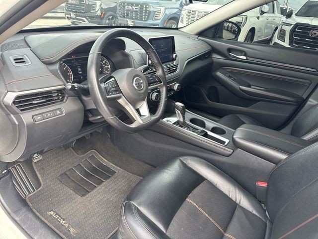 Nissan Altima Vehicle Full-screen Gallery Image 20