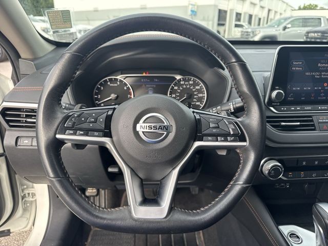 Nissan Altima Vehicle Full-screen Gallery Image 21
