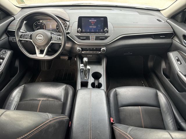Nissan Altima Vehicle Full-screen Gallery Image 29