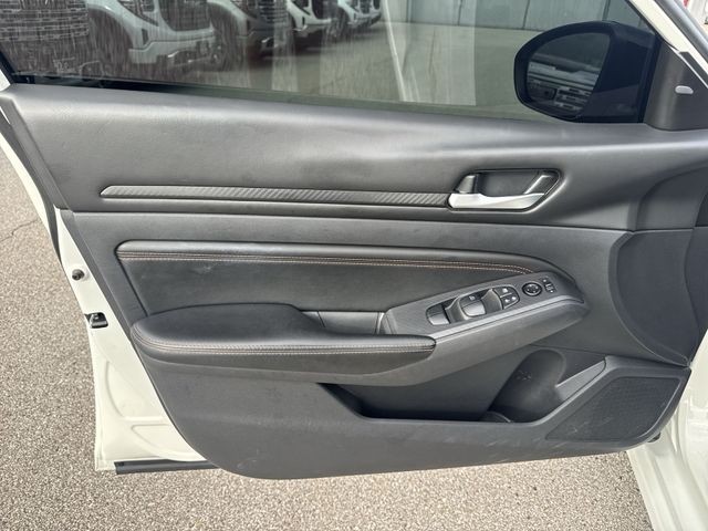 Nissan Altima Vehicle Full-screen Gallery Image 30