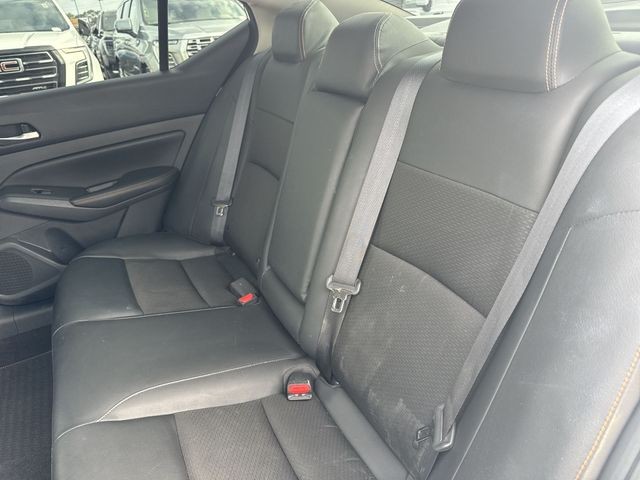 Nissan Altima Vehicle Full-screen Gallery Image 32