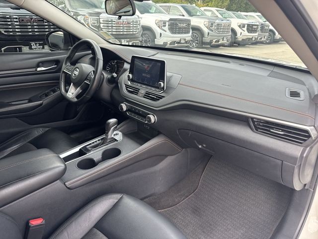 Nissan Altima Vehicle Full-screen Gallery Image 36