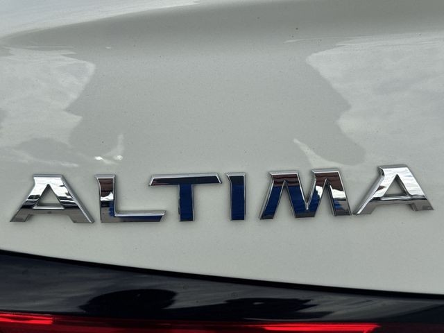 Nissan Altima Vehicle Full-screen Gallery Image 39