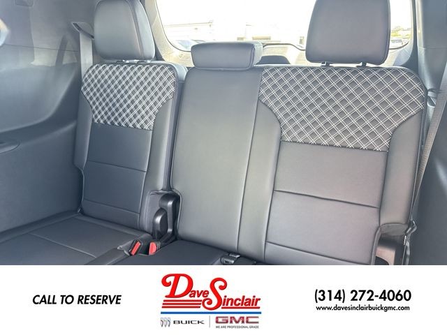 GMC Acadia Vehicle Full-screen Gallery Image 24