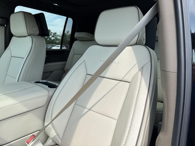 GMC Yukon XL Vehicle Full-screen Gallery Image 11