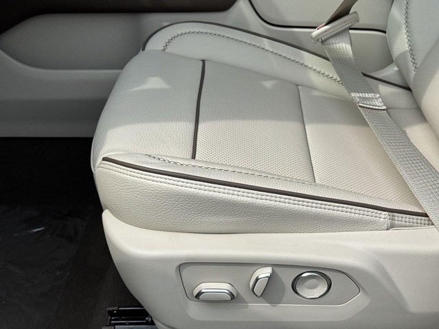 GMC Yukon XL Vehicle Full-screen Gallery Image 12